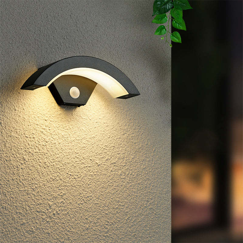 Applique murale extérieure à détecteur Elvon – LED en arc noire, étanche IP65