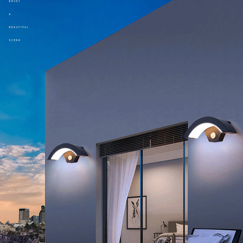 Applique murale extérieure à détecteur Elvon – LED en arc noire, étanche IP65