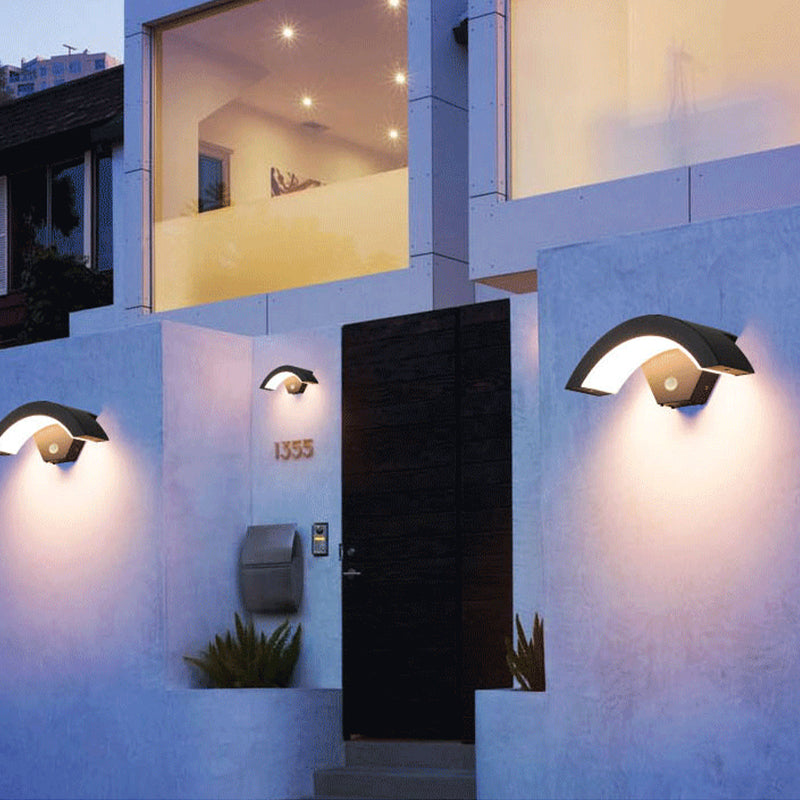 Applique murale extérieure à détecteur Elvon – LED en arc noire, étanche IP65