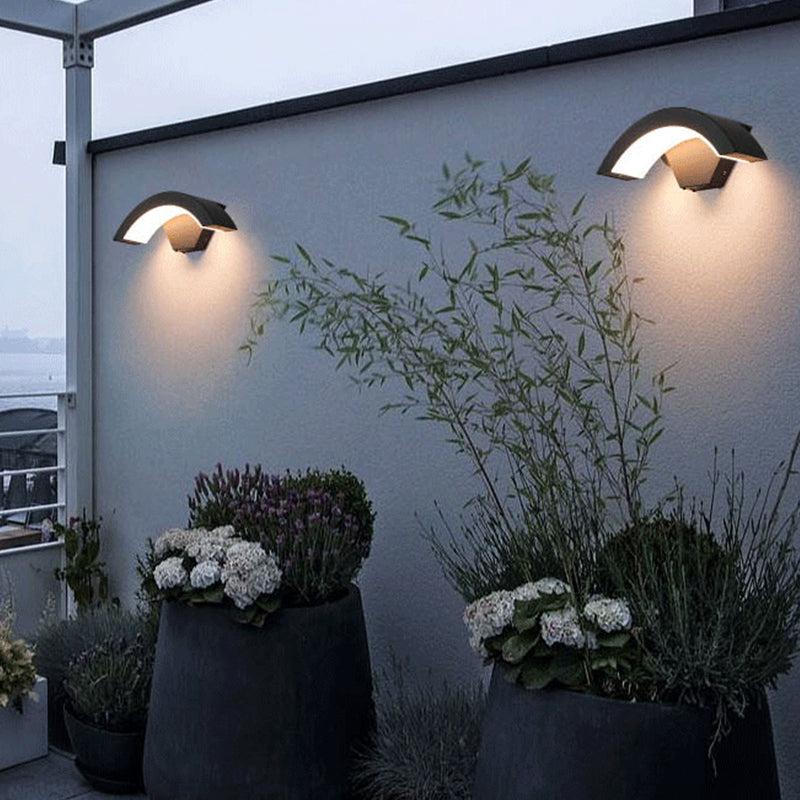 Applique murale extérieure à détecteur Elvon – LED en arc noire, étanche IP65