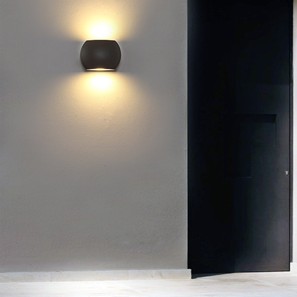 Applique murale extérieure géométrique Ray – Aluminium et verre, LED étanche noire ou grise