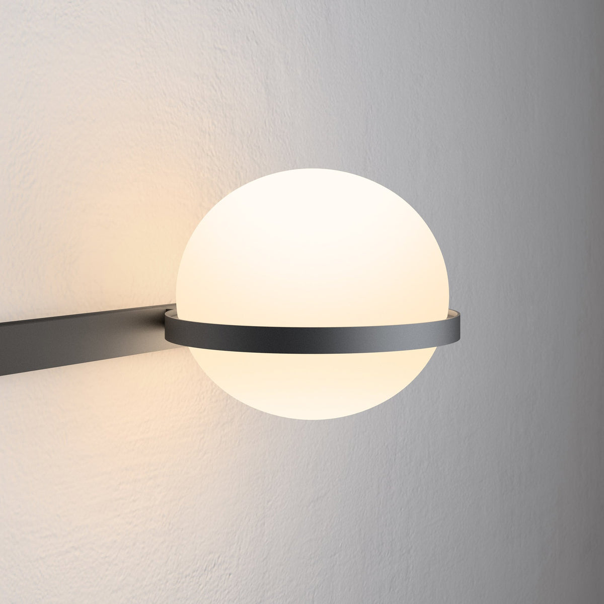 Applique murale extérieure à globes Ray – Sphères opalines LED étanches, version verticale