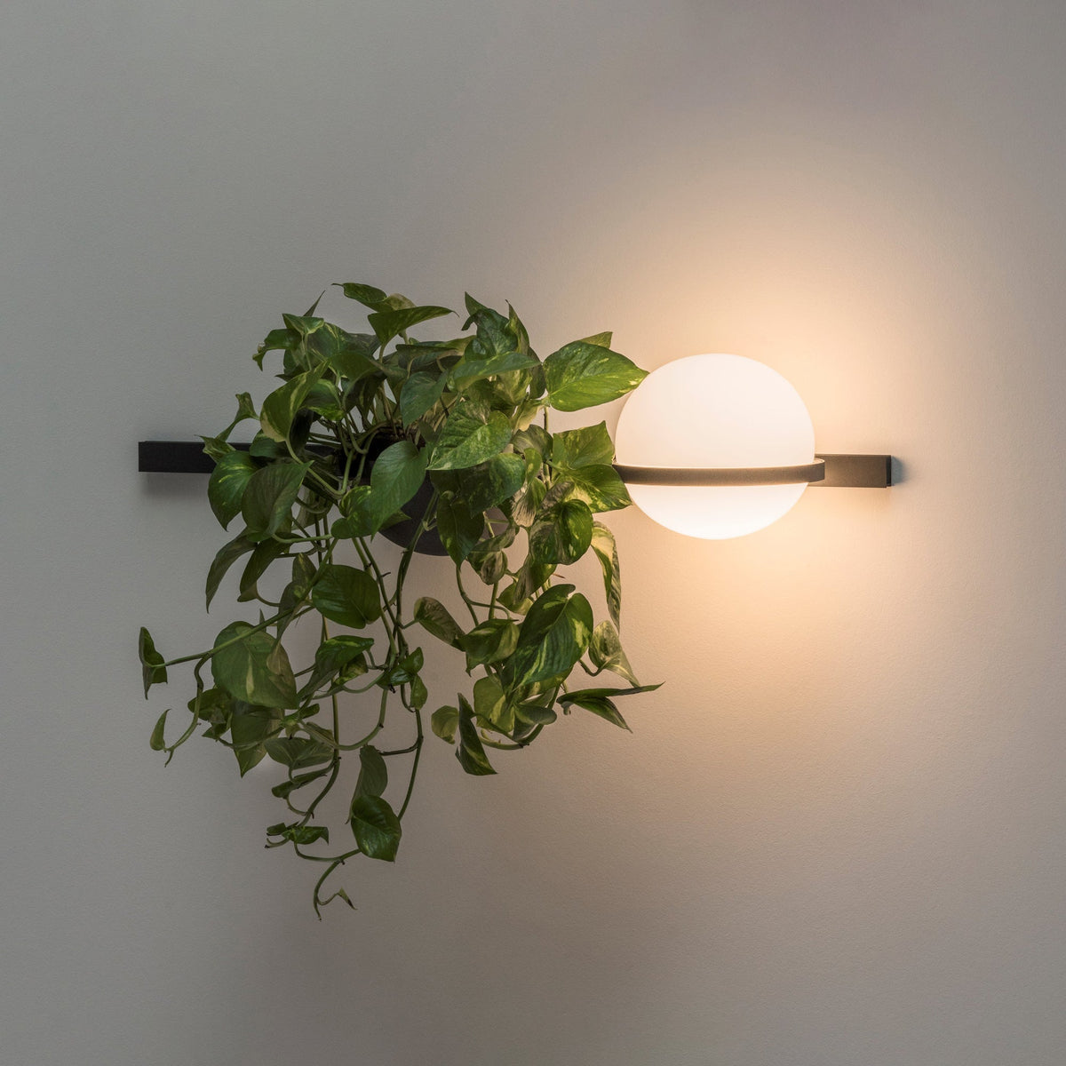 Applique murale extérieure à globes Ray – Sphères opalines LED étanches, version verticale