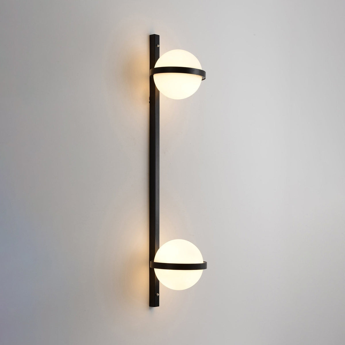 Applique murale extérieure à globes Ray – Sphères opalines LED étanches, version verticale