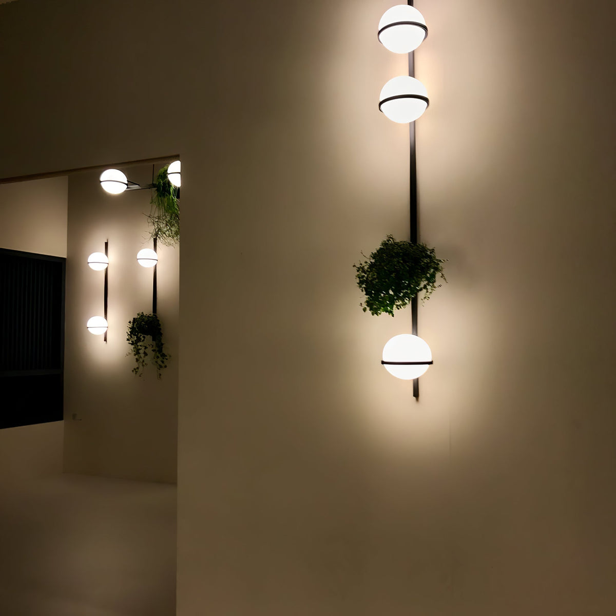 Applique murale extérieure à globes Ray – Sphères opalines LED étanches, version verticale