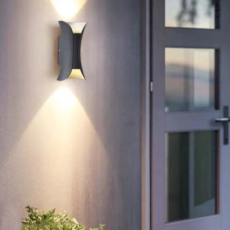 Applique murale extérieure incurvée Noxel – LED étanche IP65, noire, blanche ou noir et or