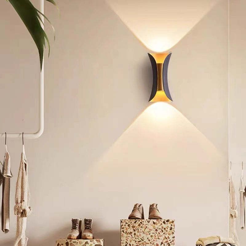 Applique murale extérieure incurvée Noxel – LED étanche IP65, noire, blanche ou noir et or