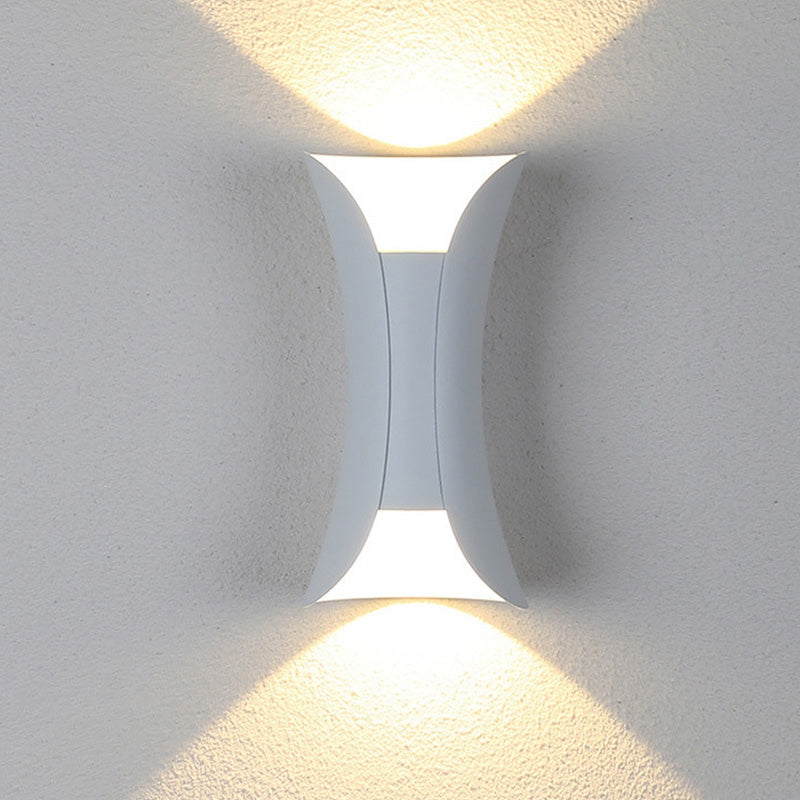 Applique murale extérieure incurvée Noxel – LED étanche IP65, noire, blanche ou noir et or