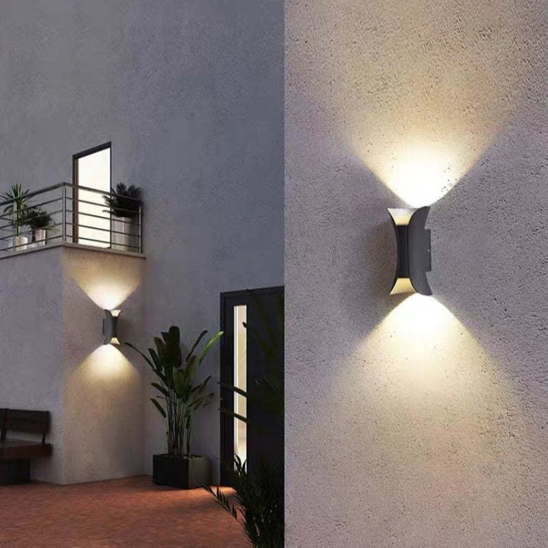 Applique murale extérieure incurvée Noxel – LED étanche IP65, noire, blanche ou noir et or