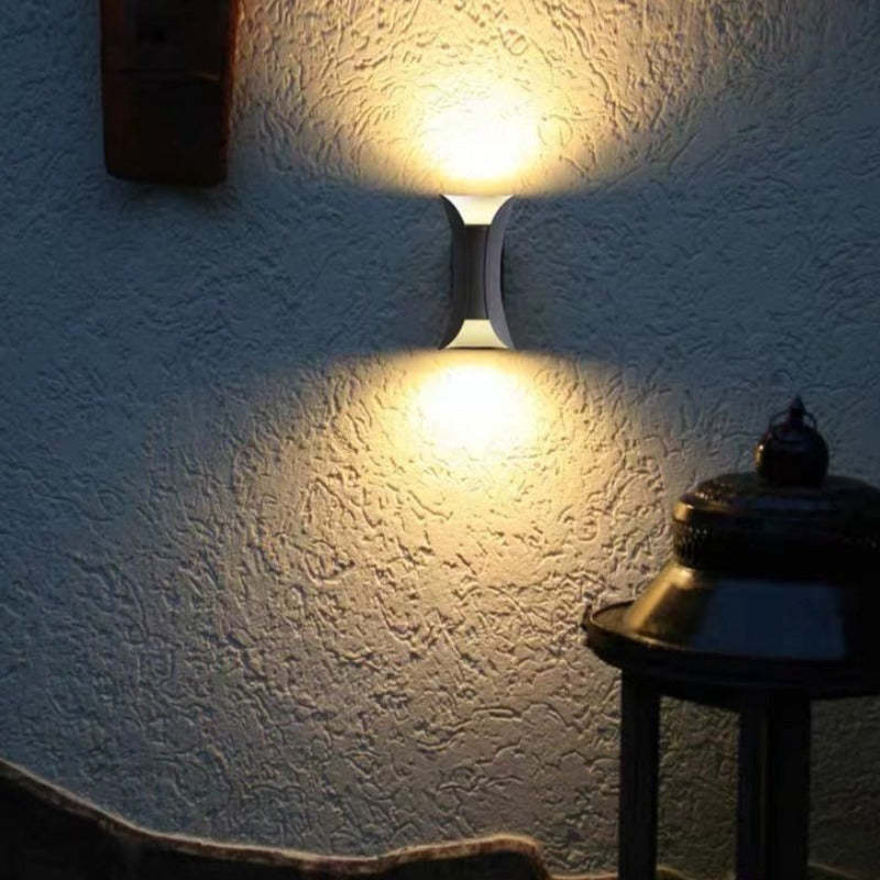 Applique murale extérieure incurvée Noxel – LED étanche IP65, noire, blanche ou noir et or