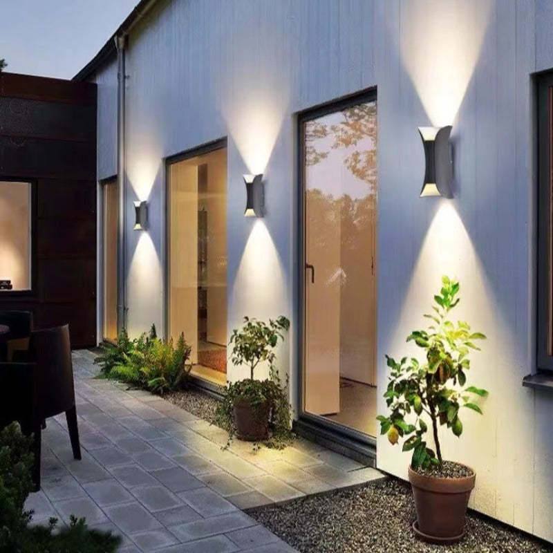 Applique murale extérieure incurvée Noxel – LED étanche IP65, noire, blanche ou noir et or