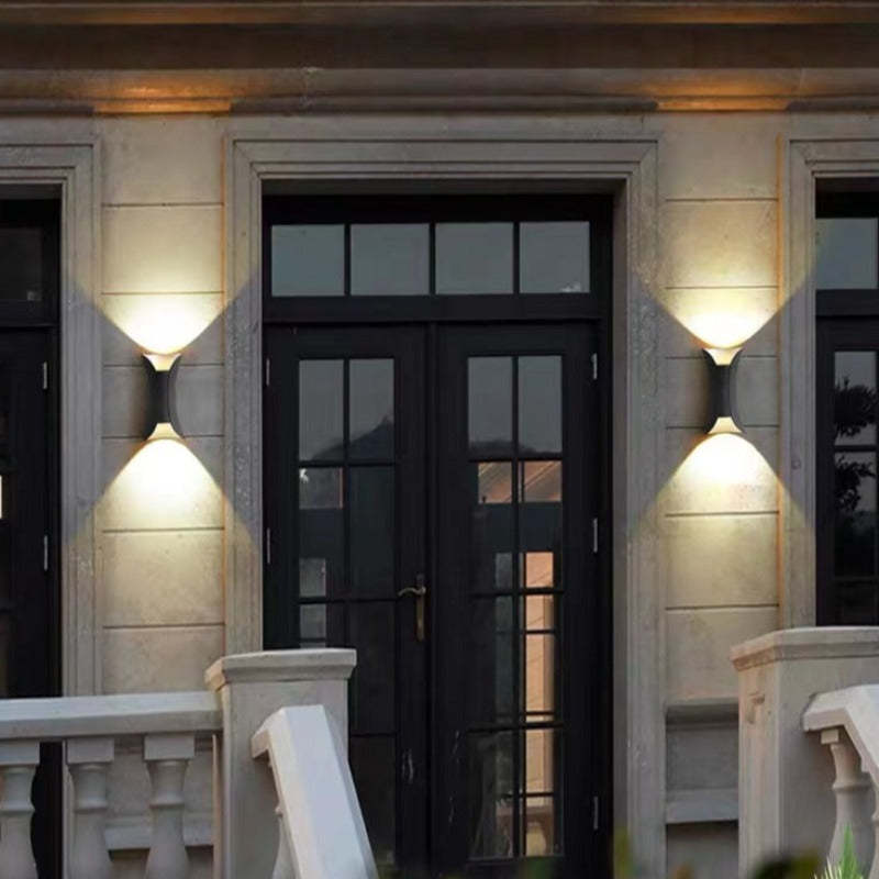 Applique murale extérieure incurvée Noxel – LED étanche IP65, noire, blanche ou noir et or
