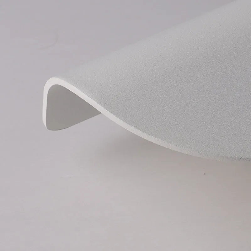 Applique murale extérieure incurvée Ray – Ruban LED en métal et verre, blanc chaud