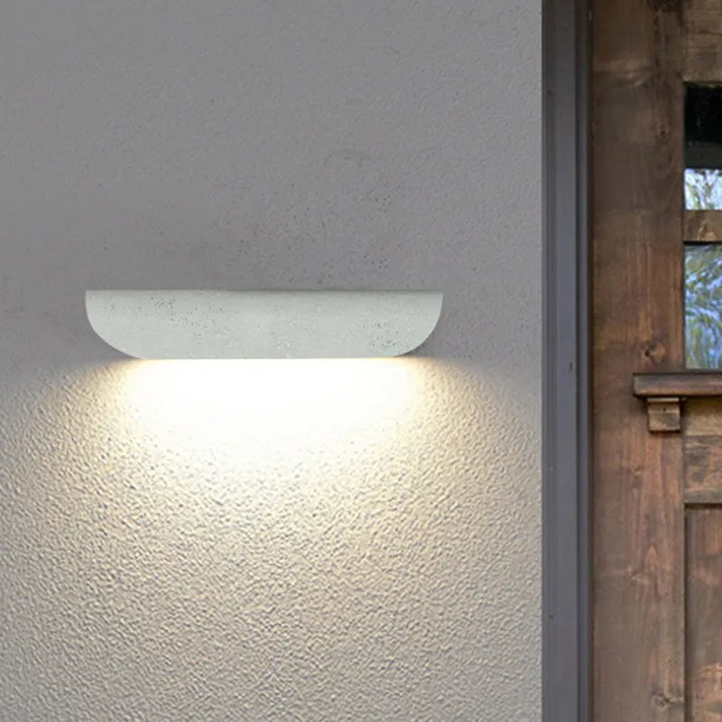 Applique murale extérieure incurvée Ray – Ruban LED en métal et verre, blanc chaud