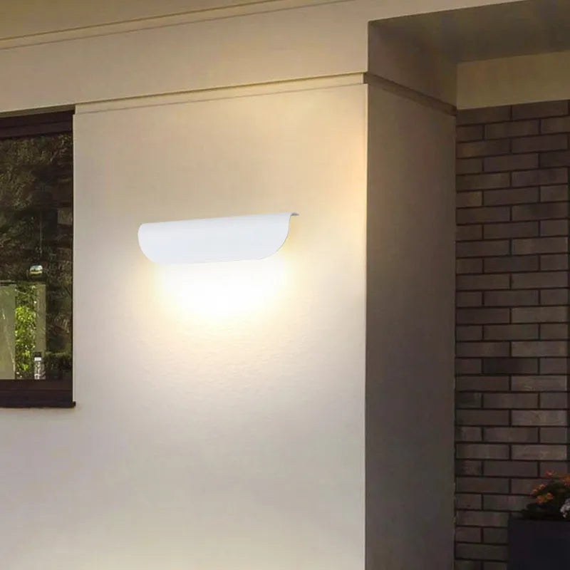 Applique murale extérieure incurvée Ray – Ruban LED en métal et verre, blanc chaud