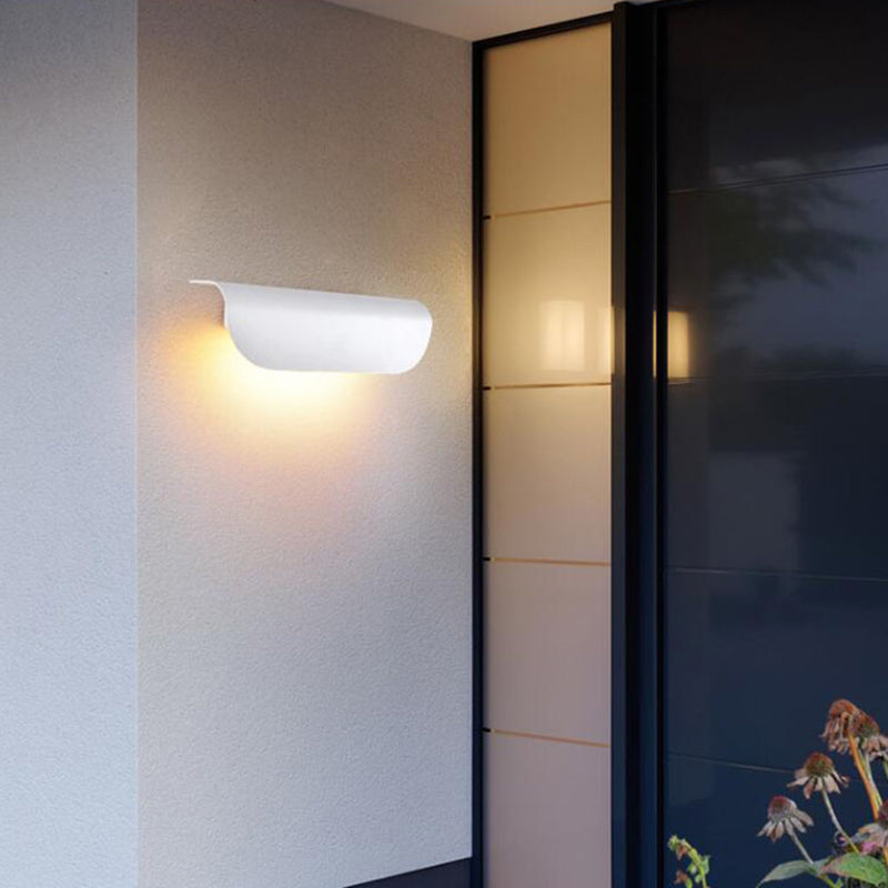 Applique murale extérieure incurvée Ray – Ruban LED en métal et verre, blanc chaud