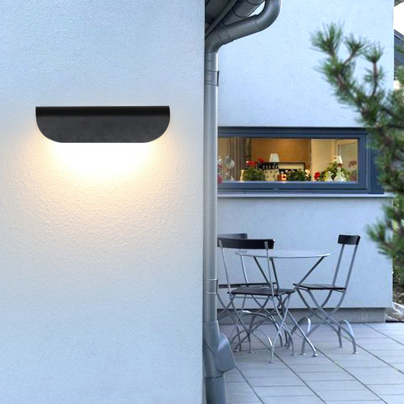 Applique murale extérieure incurvée Ray – Ruban LED en métal et verre, blanc chaud