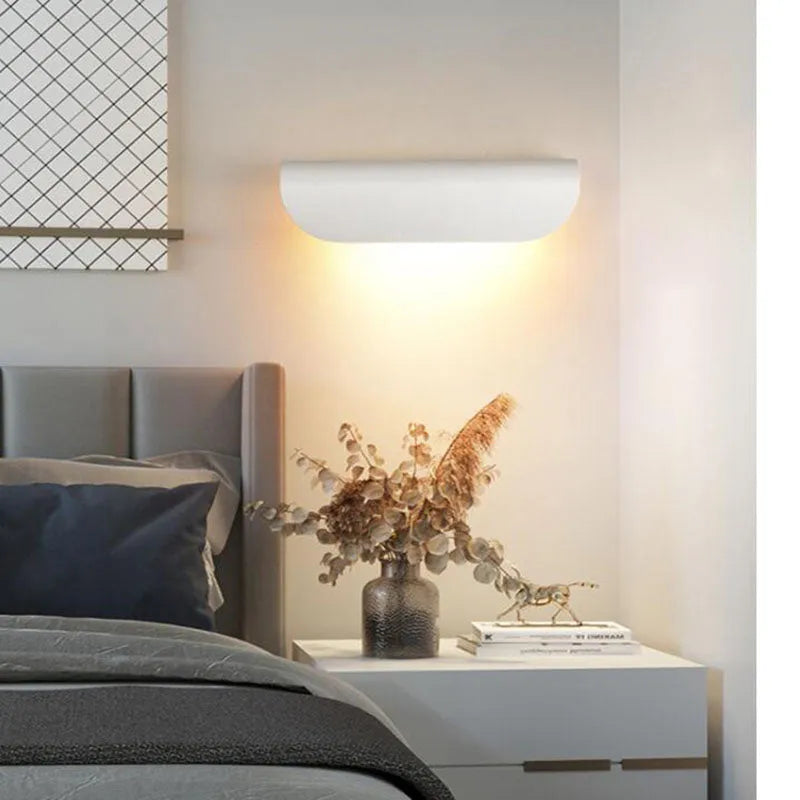 Applique murale extérieure incurvée Ray – Ruban LED en métal et verre, blanc chaud