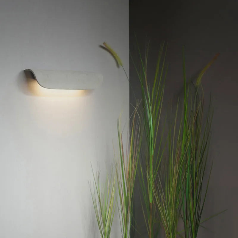 Applique murale extérieure incurvée Ray – Ruban LED en métal et verre, blanc chaud