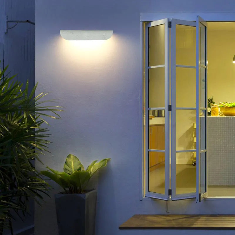 Applique murale extérieure incurvée Ray – Ruban LED en métal et verre, blanc chaud