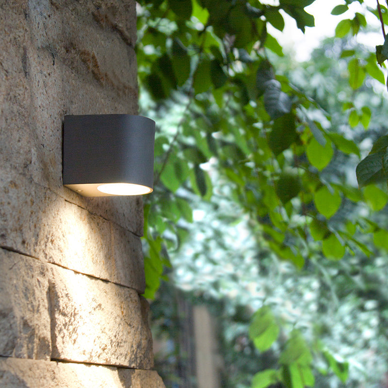 Applique murale extérieure en métal Tavon – LED blanc chaud, carrée ou ronde, noire