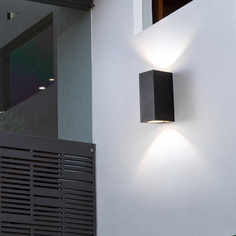 Applique murale extérieure en métal Tavon – LED blanc chaud, carrée ou ronde, noire