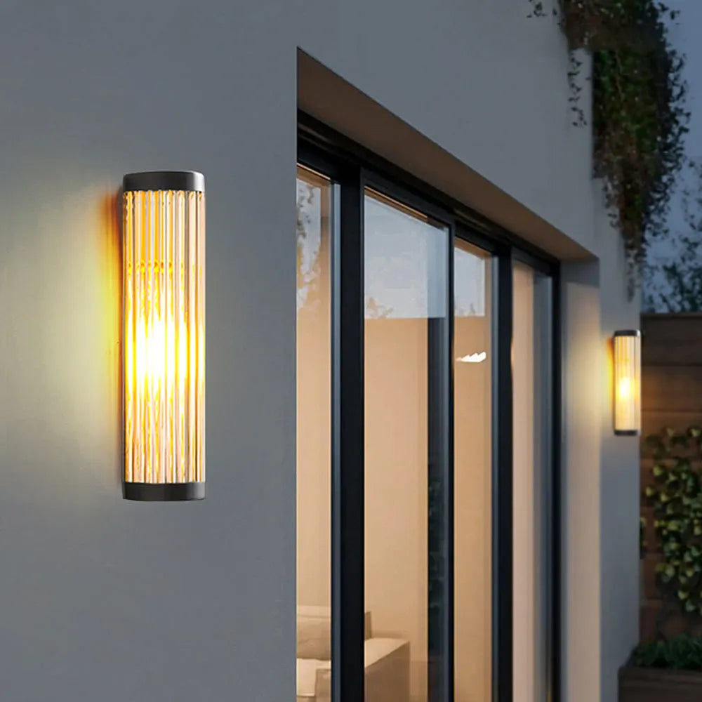 Applique murale extérieure semi-cylindrique Yoru – Métal noir et verre, LED étanche