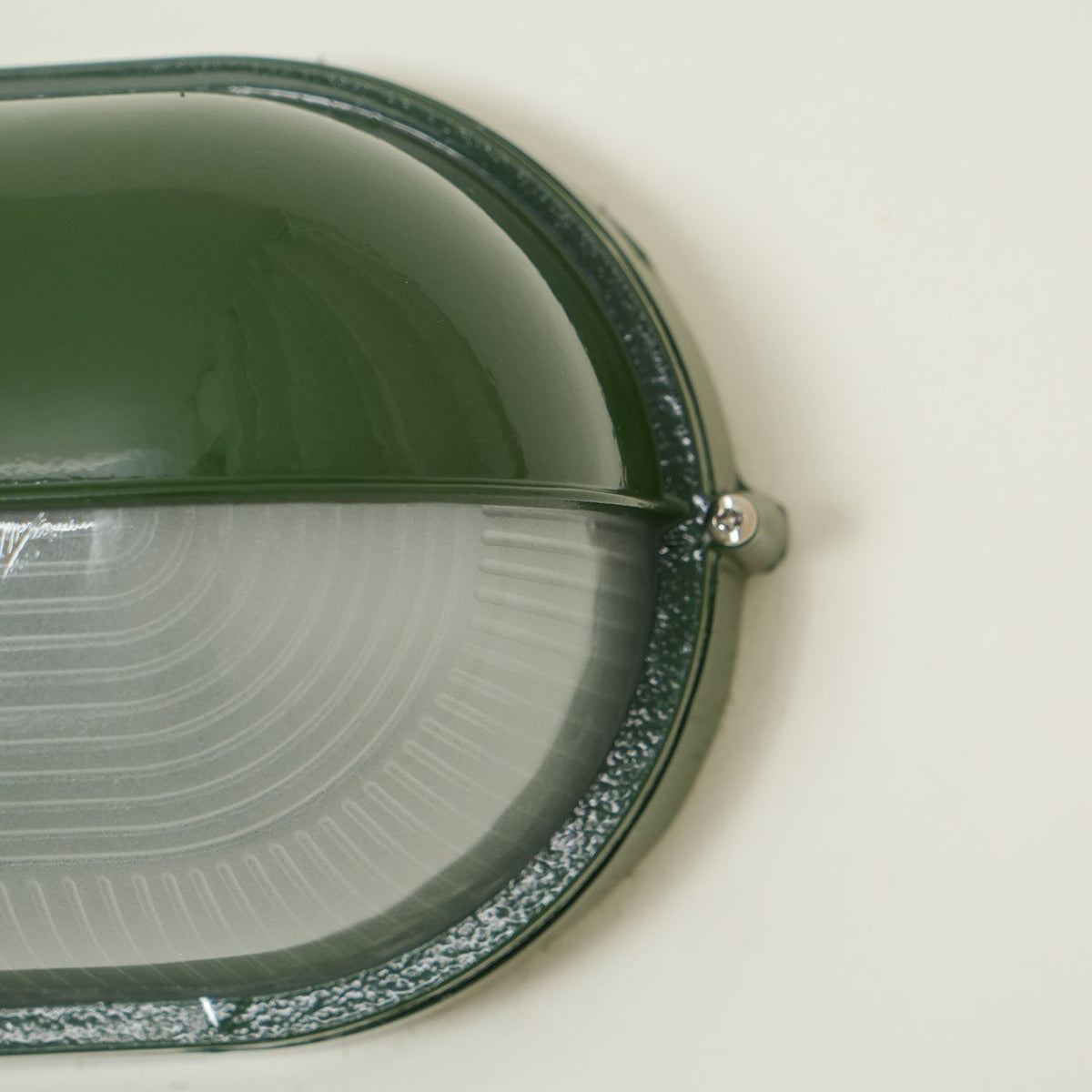 Applique murale extérieure en verre strié Nico – Ovale industrielle, noire ou verte