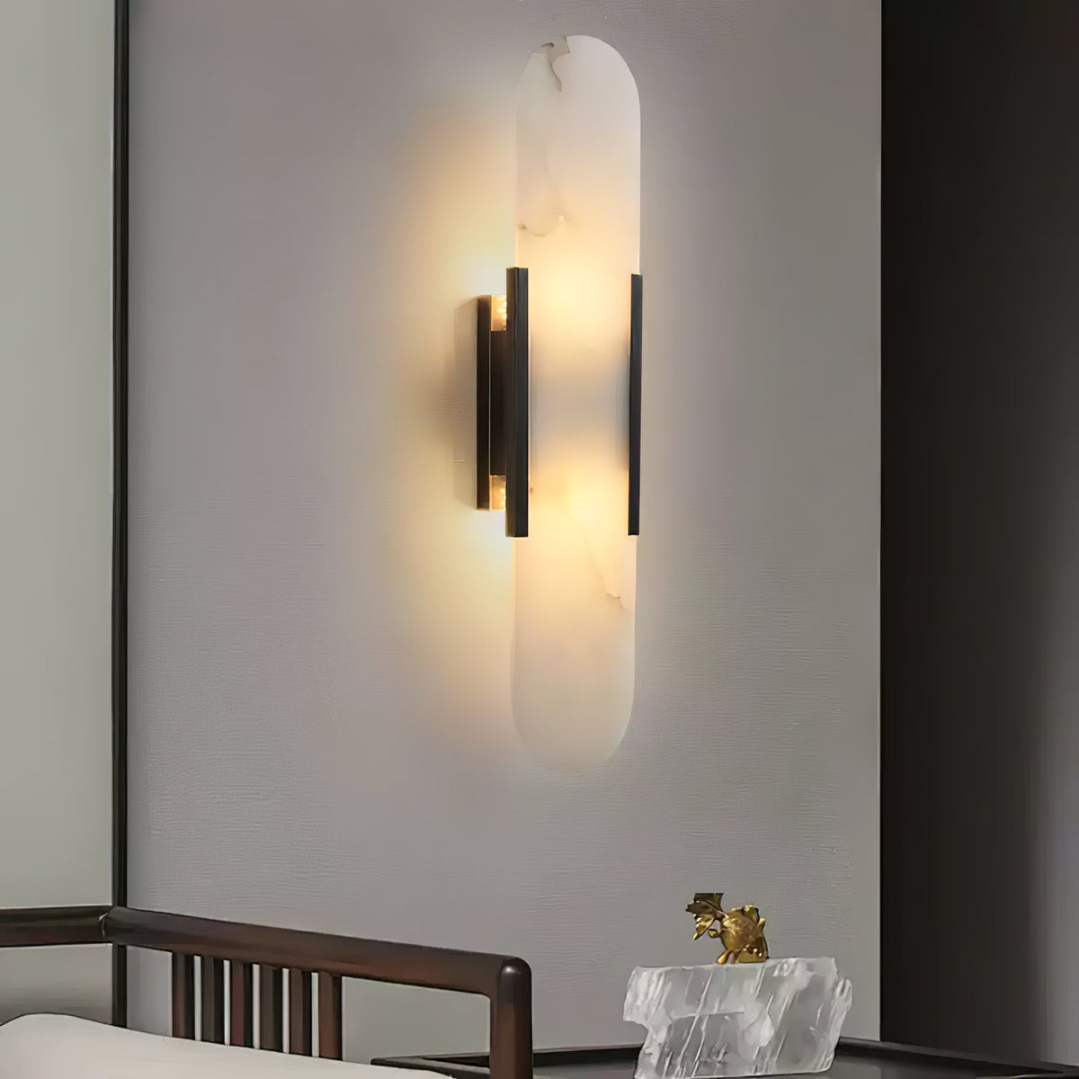Applique murale en albâtre Veo – Silhouette allongée, détails en métal laiton ou cuivre