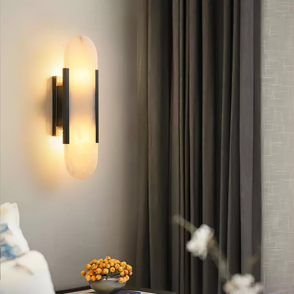 Applique murale en albâtre Veo – Silhouette allongée, détails en métal laiton ou cuivre