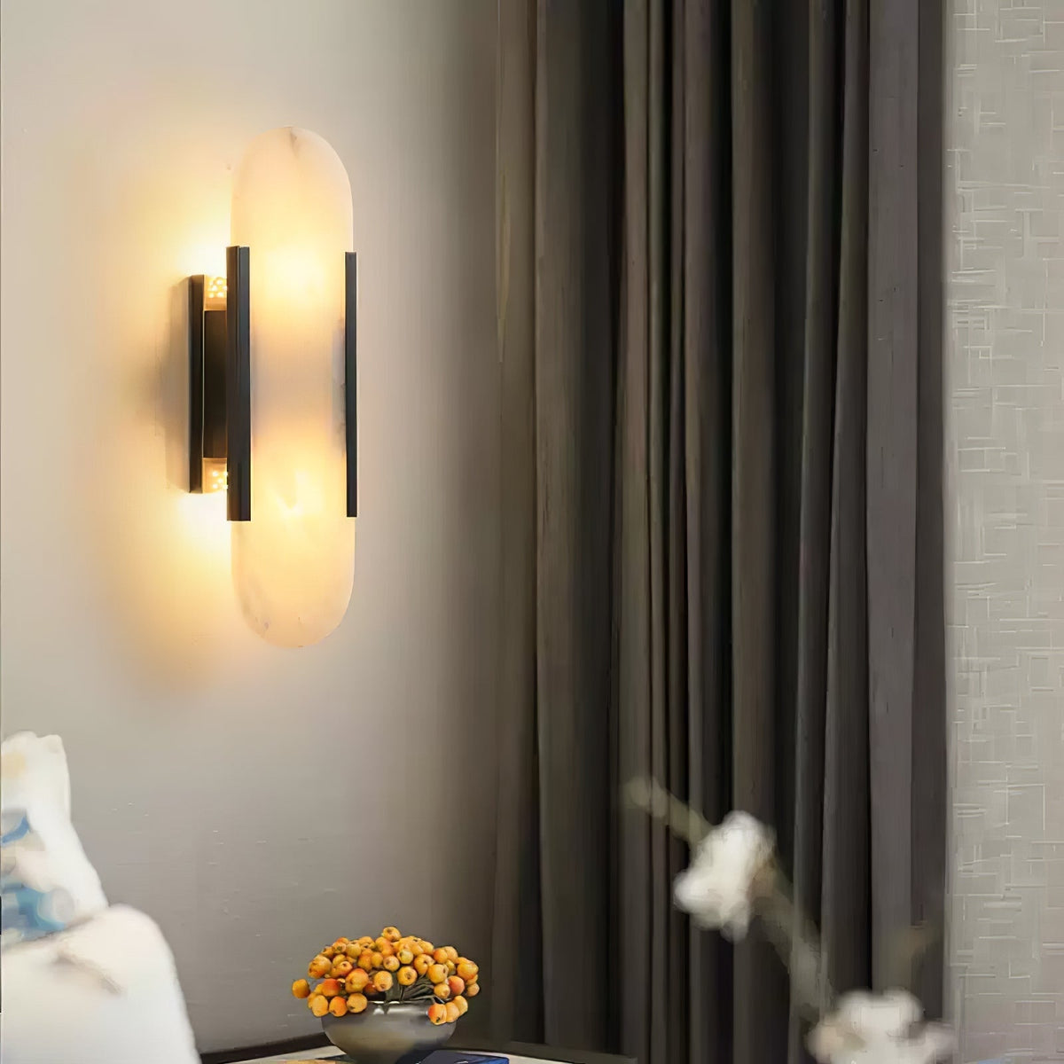 Applique murale en albâtre Veo – Silhouette allongée, détails en métal laiton ou cuivre