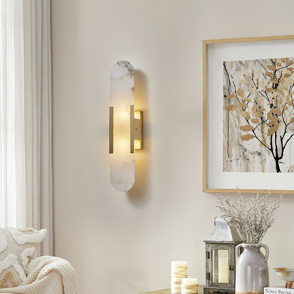 Applique murale en albâtre Veo – Silhouette allongée, détails en métal laiton ou cuivre