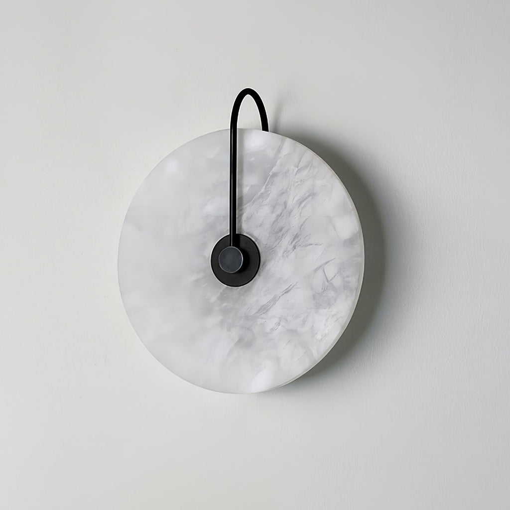 Applique murale en albâtre Kristy – Disque veiné, bras doré ou noir