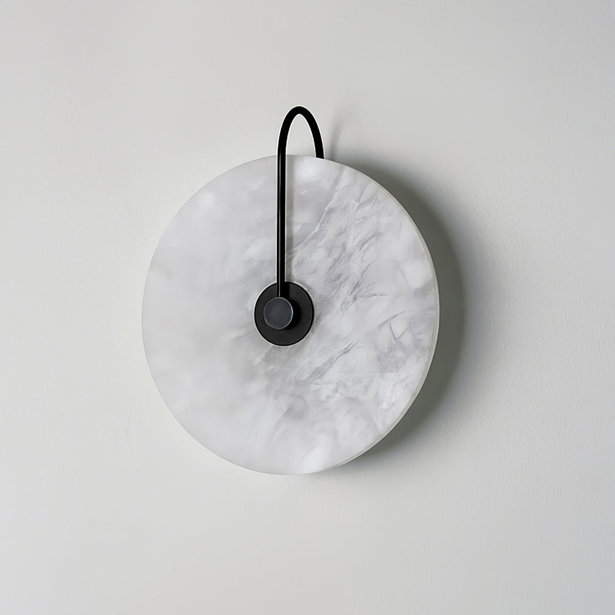 Applique murale en albâtre Kristy – Disque veiné, bras doré ou noir