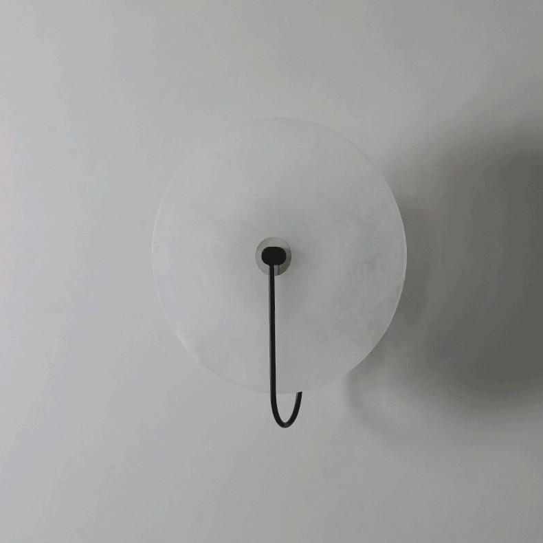 Applique murale en albâtre Kristy – Disque veiné, bras doré ou noir