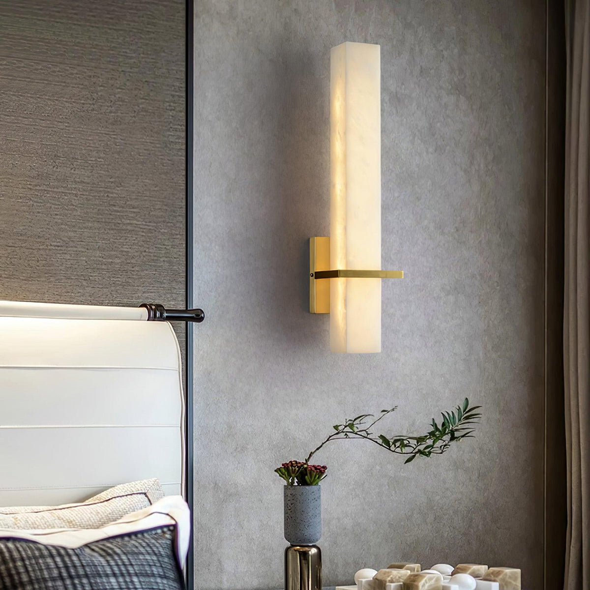 Applique murale en albâtre Ritta – Cube blanc et laiton, LED blanc chaud ou froid
