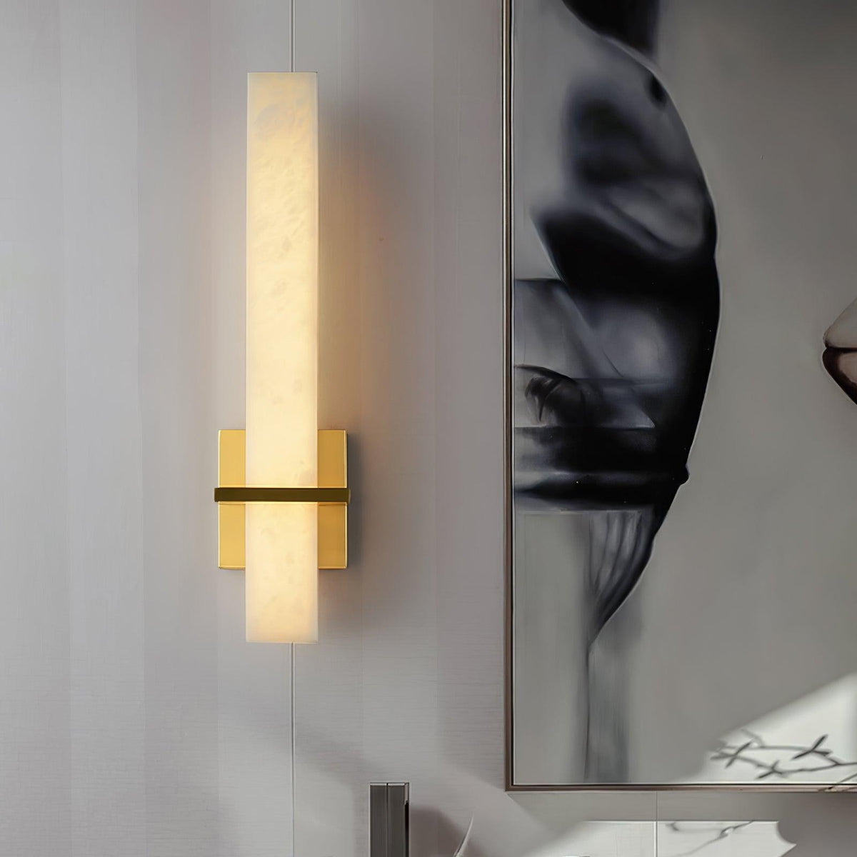 Applique murale en albâtre Ritta – Cube blanc et laiton, LED blanc chaud ou froid