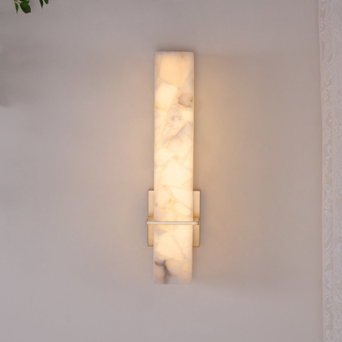 Applique murale en albâtre Ritta – Cube blanc et laiton, LED blanc chaud ou froid