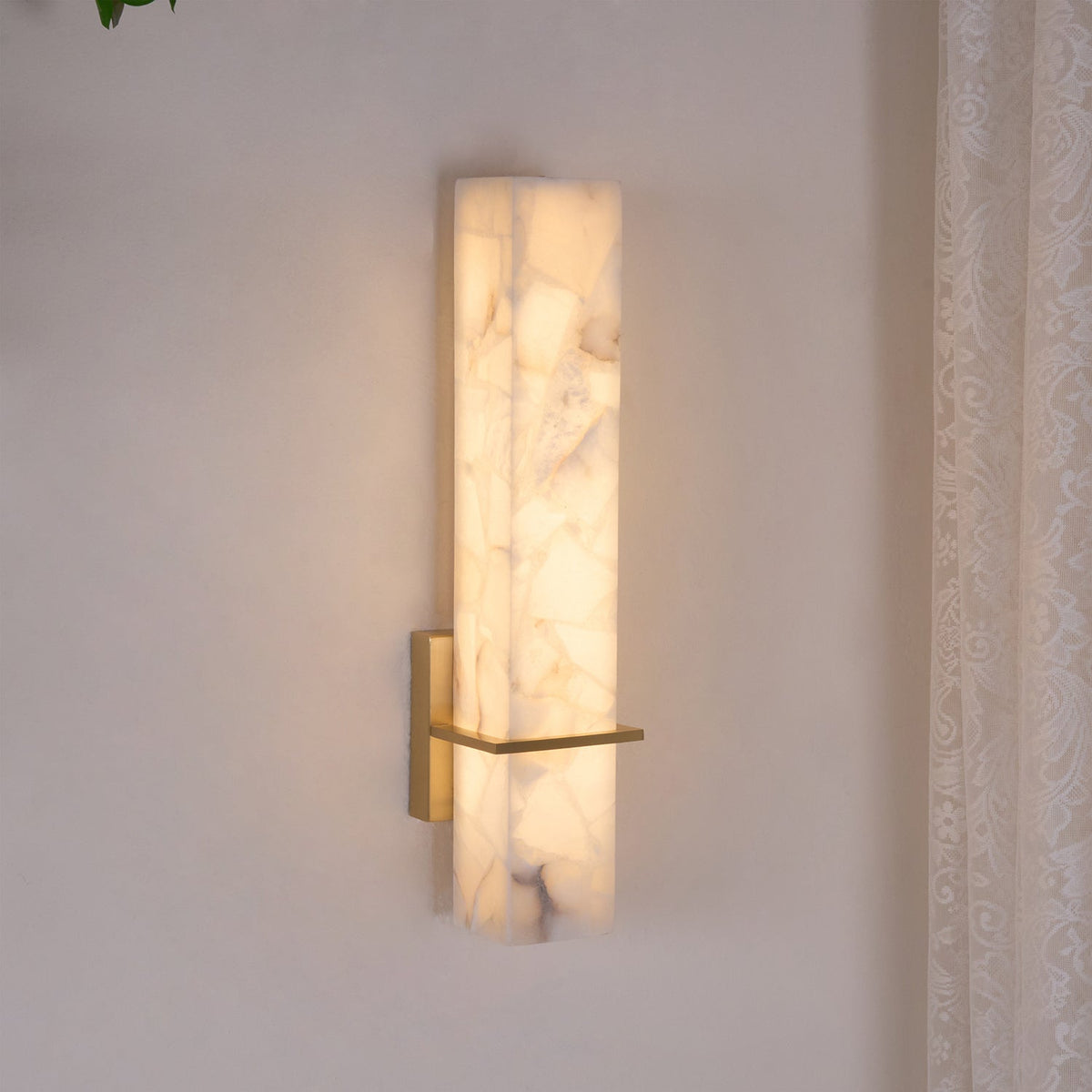 Applique murale en albâtre Ritta – Cube blanc et laiton, LED blanc chaud ou froid