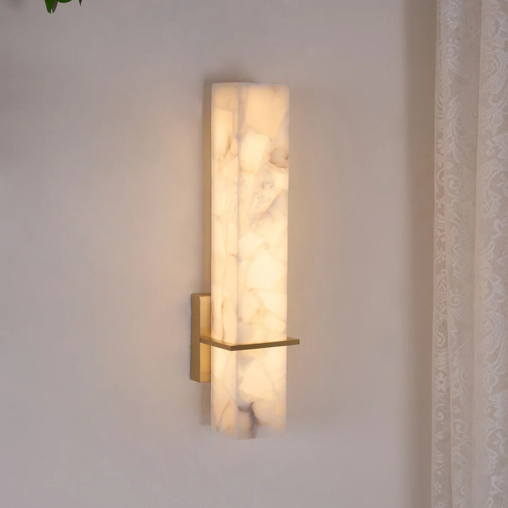 Applique murale en albâtre Ritta – Cube blanc et laiton, LED blanc chaud ou froid