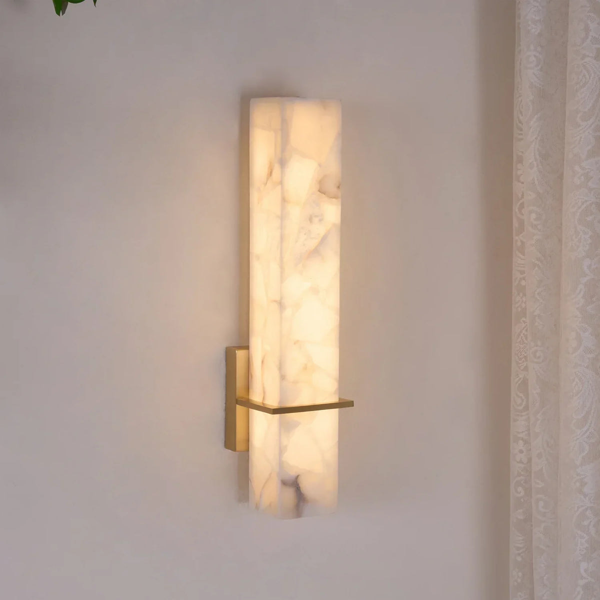 Applique murale en albâtre Ritta – Cube blanc et laiton, LED blanc chaud ou froid