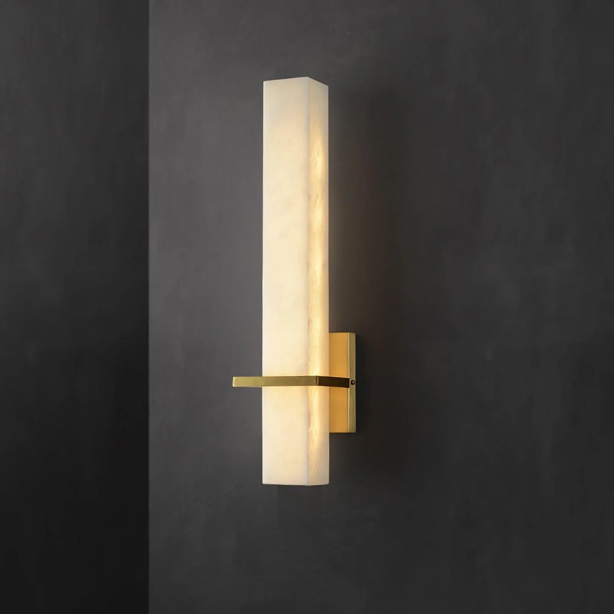 Applique murale en albâtre Ritta – Cube blanc et laiton, LED blanc chaud ou froid