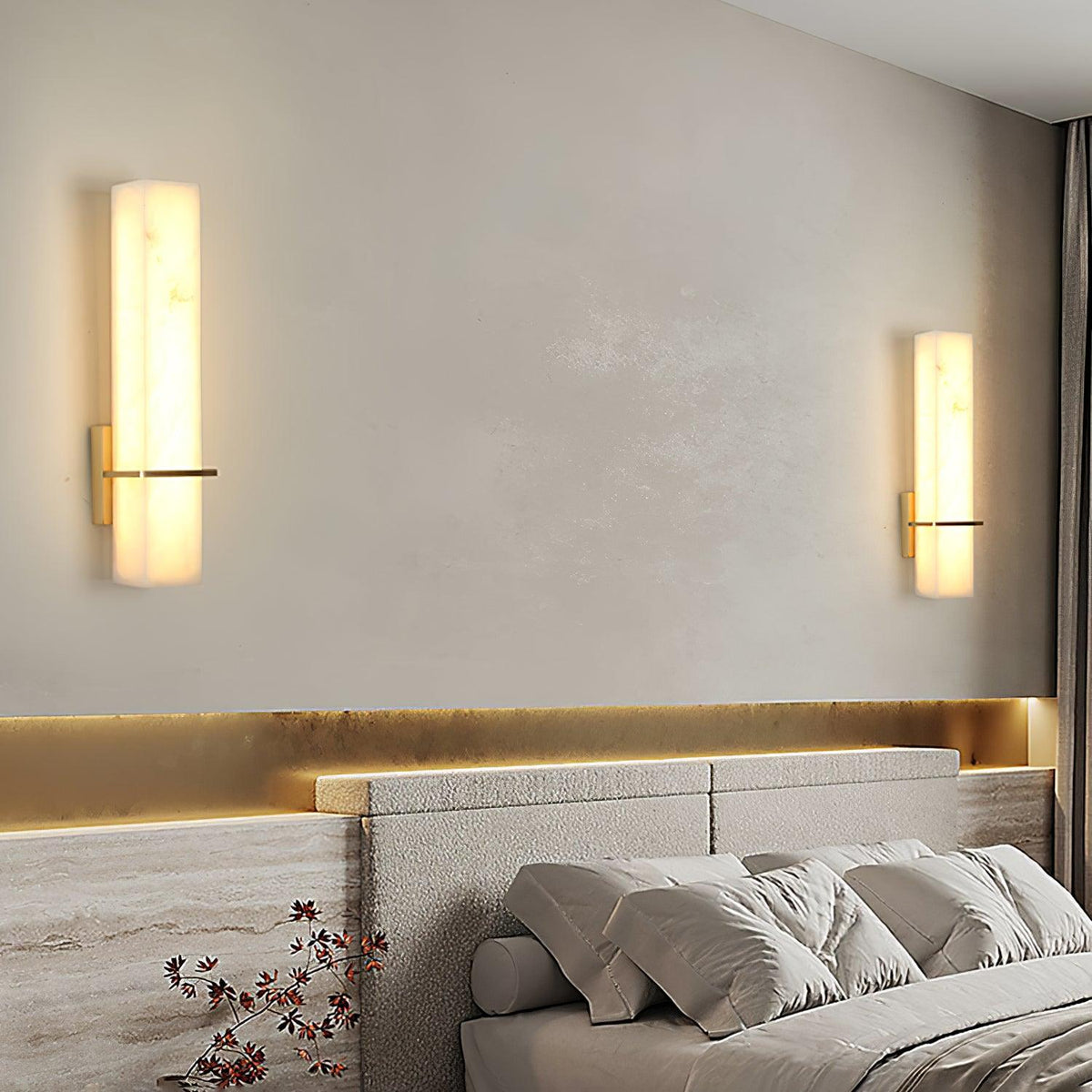 Applique murale en albâtre Ritta – Cube blanc et laiton, LED blanc chaud ou froid