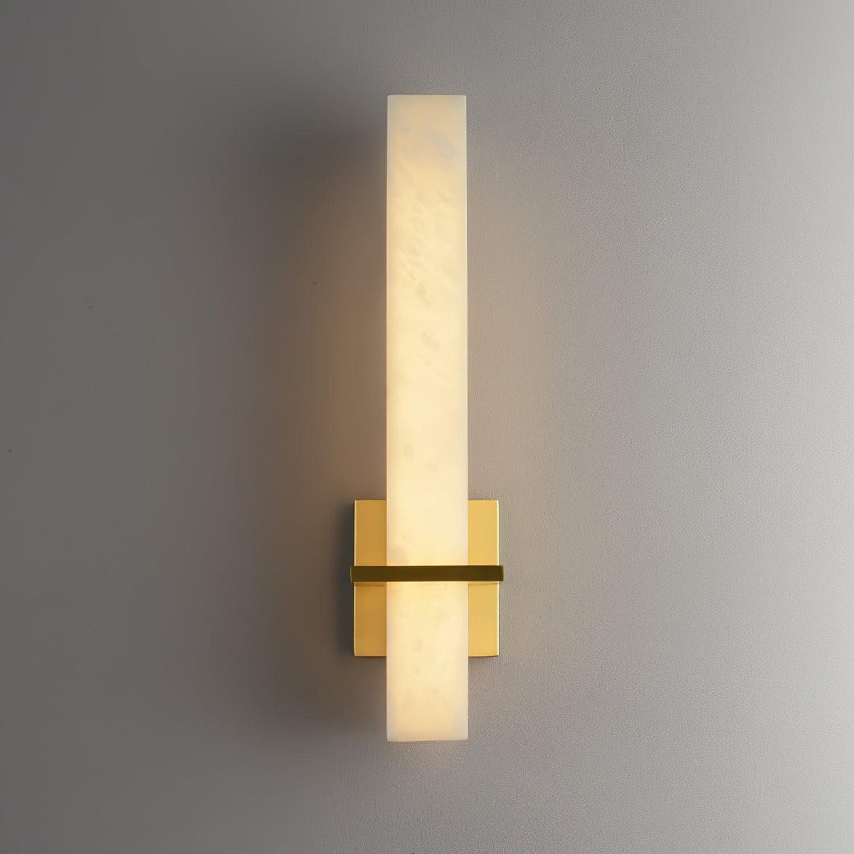 Applique murale en albâtre Ritta – Cube blanc et laiton, LED blanc chaud ou froid