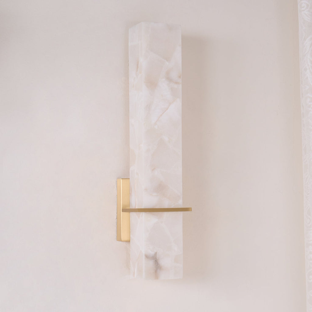Applique murale en albâtre Ritta – Cube blanc et laiton, LED blanc chaud ou froid