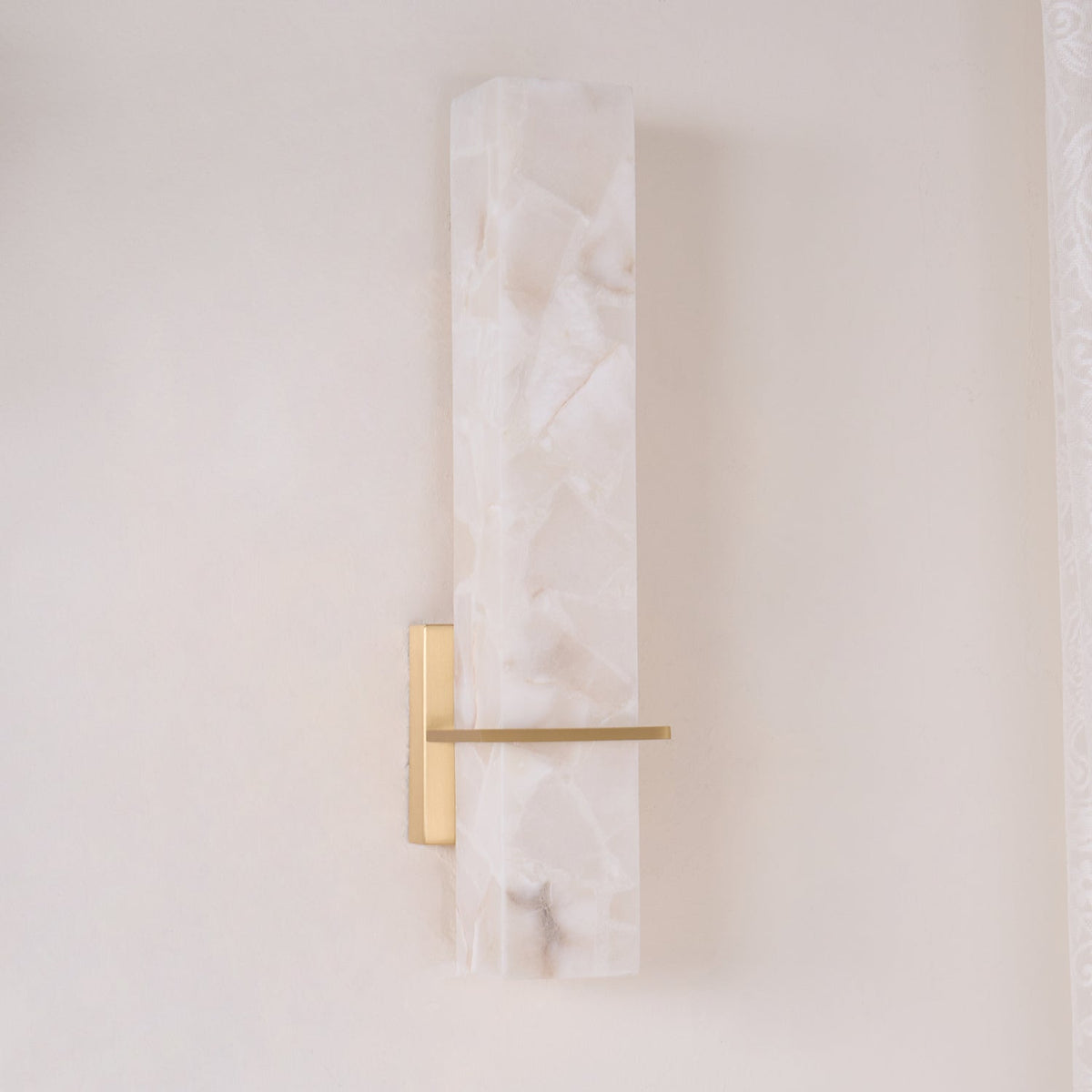 Applique murale en albâtre Ritta – Cube blanc et laiton, LED blanc chaud ou froid