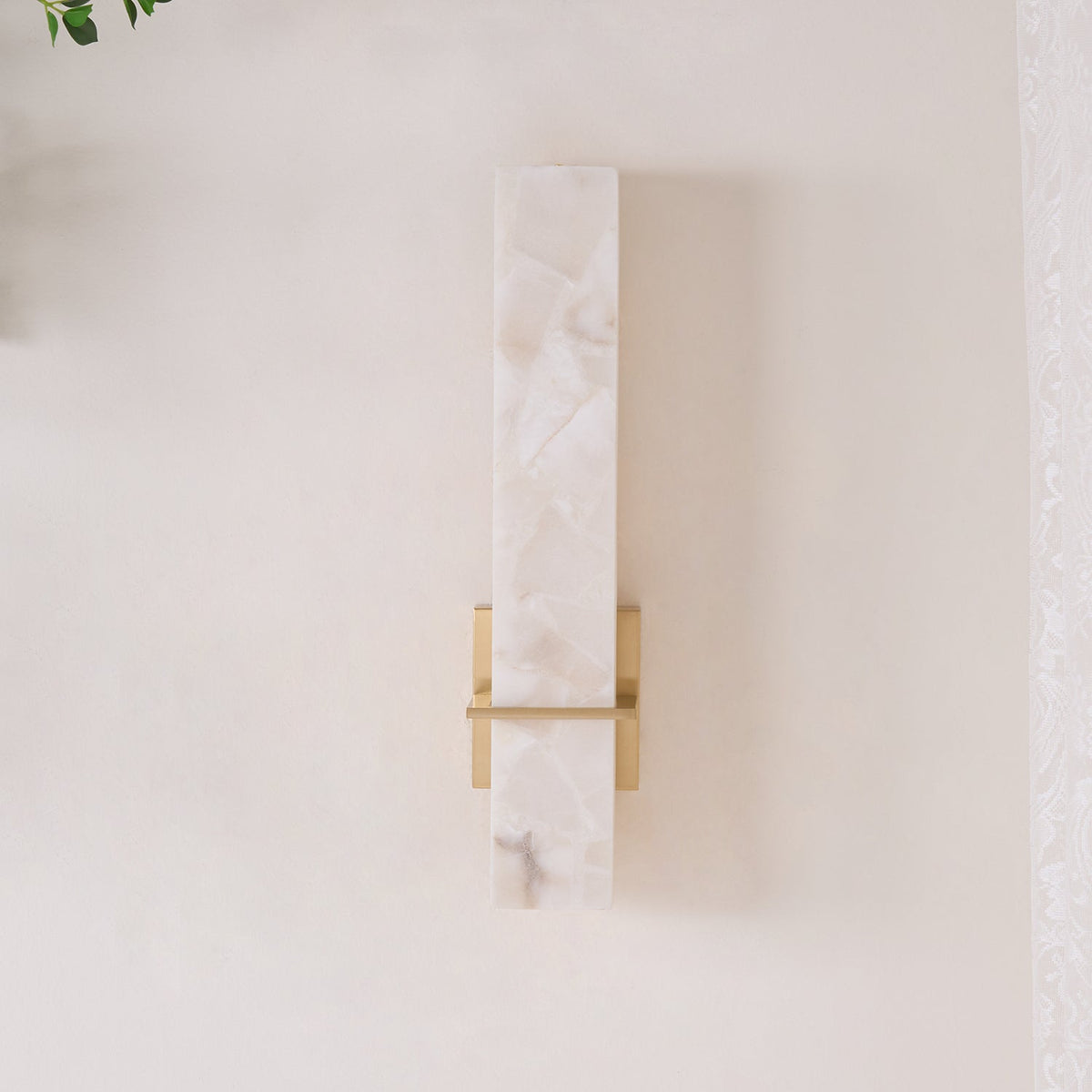 Applique murale en albâtre Ritta – Cube blanc et laiton, LED blanc chaud ou froid