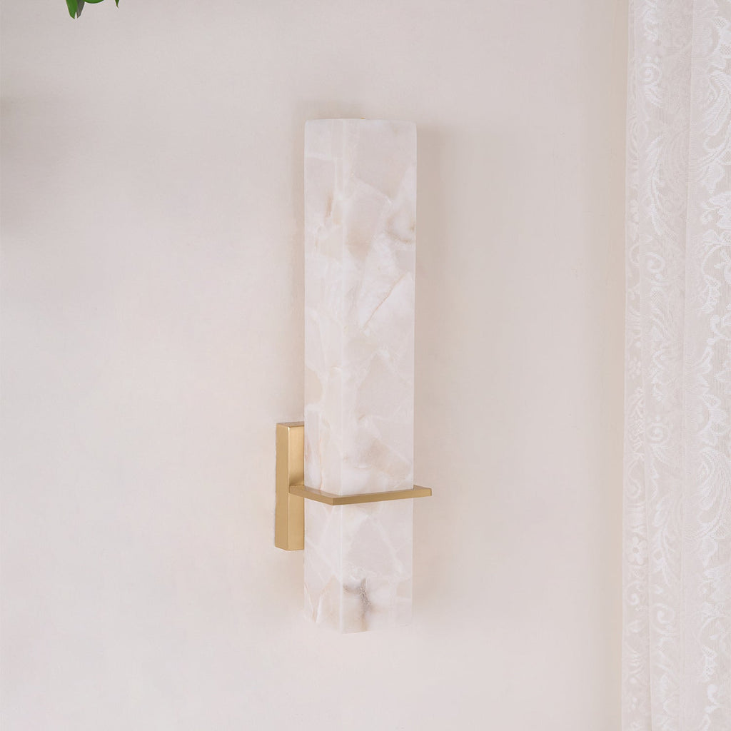 Applique murale en albâtre Ritta – Cube blanc et laiton, LED blanc chaud ou froid