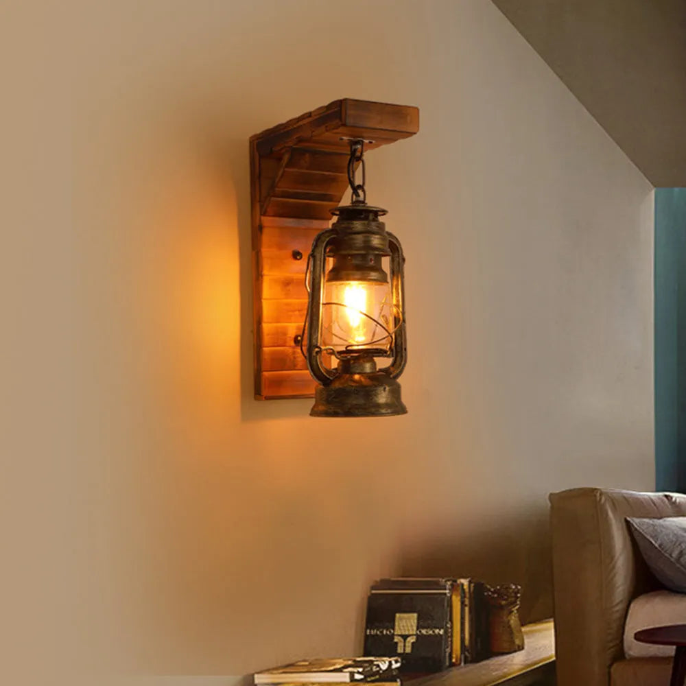 Applique murale lanterne en bois Lyros – Luminaire vintage en pin et métal bronze