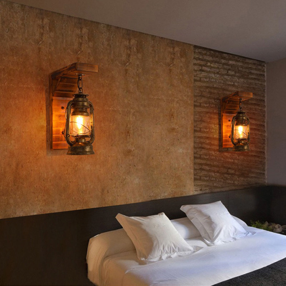 Applique murale lanterne en bois Lyros – Luminaire vintage en pin et métal bronze